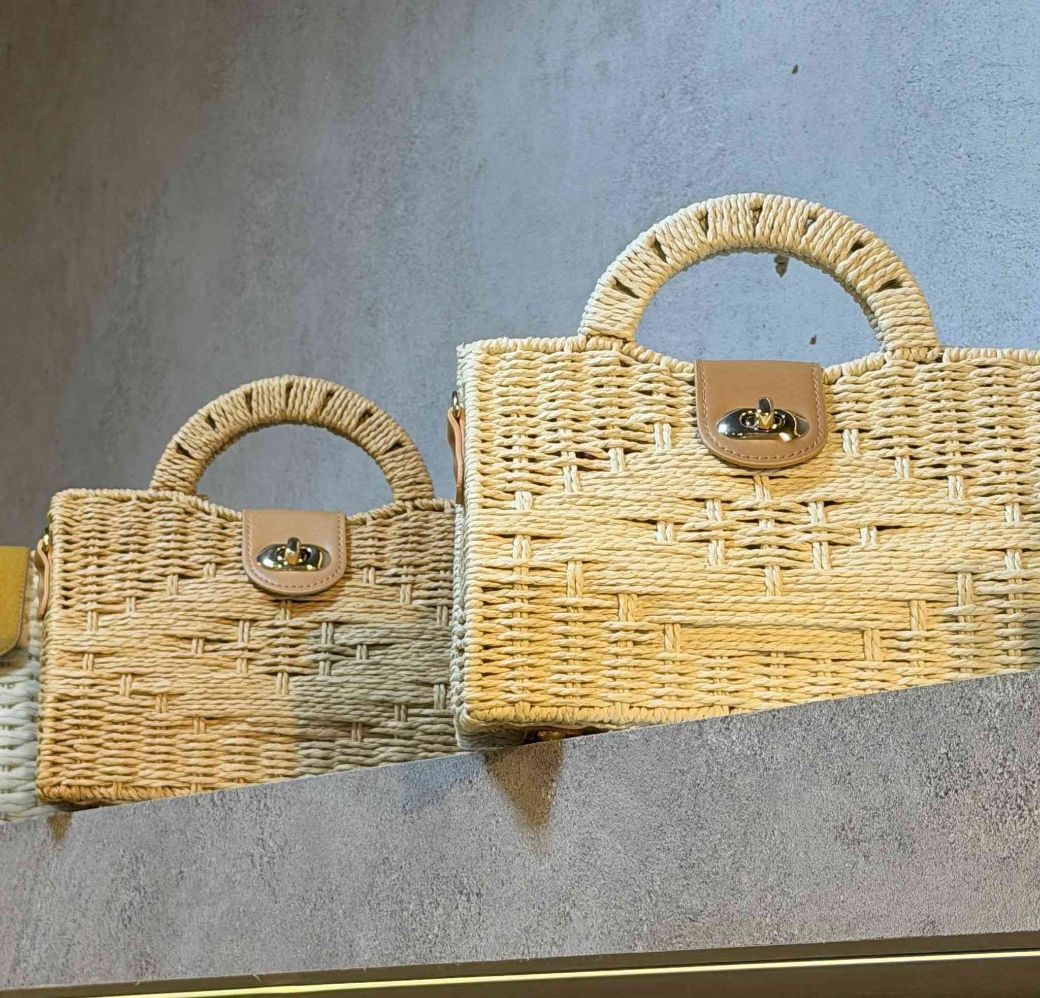 جنطة خوص شغل من الطراز الرفيع 😍
متوفرة ب 22 موديل 
كل موديل لونين ( اللون البيجي واللون الجوزي )
الدرزن 12 قطعة 
للحجز والاستفسار 
***********
https://t.me/zmkaton
