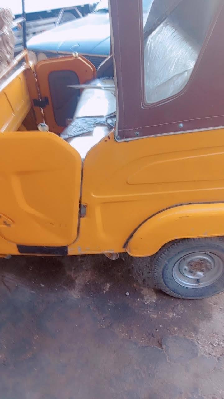 تكتك ٢١ رقم وسنويه جهازه اخر حبايه مناقصها شي 7و٦٠٠ وبيها مجال بصيط مكان شهداء البياع رجااا بس شراي يخابر ***********
