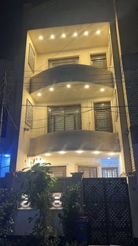 للبيع بيت 100متر في حي التجار  الاجتثاث 5م*20م  الواجه لبخ صقيل وصبغ م...