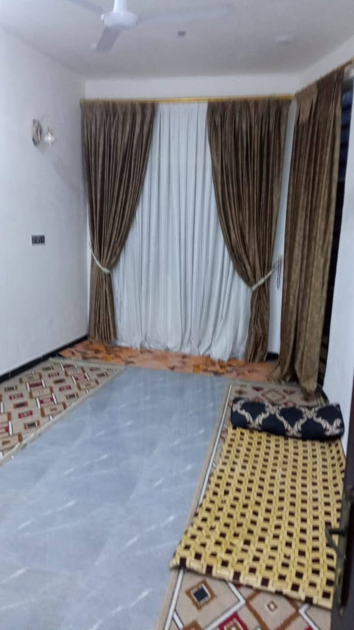 بيت للبيع مساحه 140 متر طابو زراعي سند 25 بناء طابوق حديث صب كونكريت البيت كامل مكمل ع اخر حبايه العنوان حله شارع 100 بفرع صيدليه زهراء سلام يبعد عن الشارع 120 متر السعر 65 وبي مجال بسيط استفسار اكثر اتصل واني خادم او وات ساب *********** حلة, بابل
