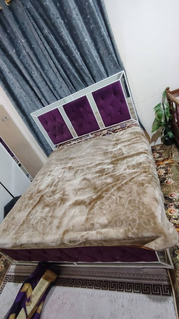 سلام عليكم غرفه نوم للبيع يرادلها ترتيب كويتيه مكاني بصره ابي الخصيب السعر 300وبيها مجال ***********
