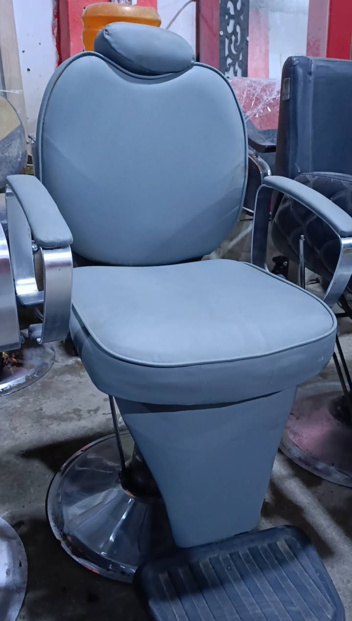 اللهم صل على محمد وآل محمد.  تم توفر وجبه جديده من كراسي صالونات الحلاقه( المستعمل) نظيفات جدا وشغالات كاملات مظبوطات ودوشمه نظيفه وخوات جديد جكات شغاله على الفحص والضمان. مكاني كربلاء. متوفر توصيل المحافظات الوسطى والجنوب. للاستفسار واتس ***********
