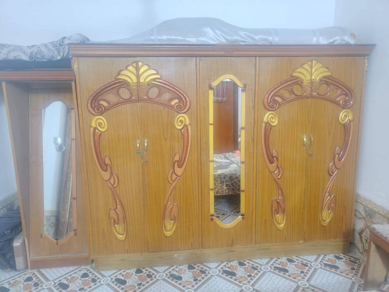 للبيع غرفه اخشاب السعر 250 .
***********
