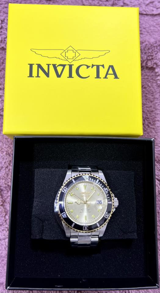 ⌚ ساعة Invicta أصلية – أوتوماتيك قطر ٤٠ ⌚

🔹 الحركة: أوتوماتيك (تعمل بدون بطارية)
🔹 الفئة: Professional Diver
🔹 مقاومة الماء: 200 متر
🔹 الزجاج: كريستال مقاوم للخدش
🔹 الإطار: دوّار (Diver Bezel) أسود مع تفاصيل ذهبية
🔹 لون المينا: ذهبي مع مؤشرات مضيئة
🔹 السوار: ستانلس ستيل

✨ ساعة قوية وفخمة، مناسبة للاستخدام اليومي والسباحة
✨ ماركة عالمية معروفة بتصاميم الغواصين

📍 السعر: 200 الف
📞 للتواصل: خاص او واتس اب
***********
