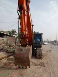 حفاره zx200-3 لبيع مكفوله وجاهزه لشغل  موديل 2011 ما مفتوح بيه شي  وسع...