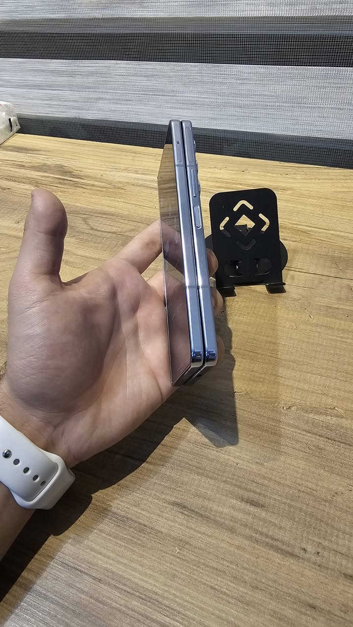 Galaxy Z Fold5.   سامسونك    
ذاكره 256 
غني عن التعريف جهاز جديد لوك فقط مفتوح من باكيت لا خدش ولا شخط بي ما مفتوح الجهاز امريكي 
الضرر/قافل شبكه سيم كارت متوقف لان جهاز امريكي
باقي كله مكفول 

               السعر 525 الف فقط 

_____________________________________ العنوان 📍
بابل شارع 40 متوفر توصيل جميع محافظات العراق 
اذا كان توصيل يلزم عربون من قبل الزبون 
📞***********. واتساب+ اتصال
