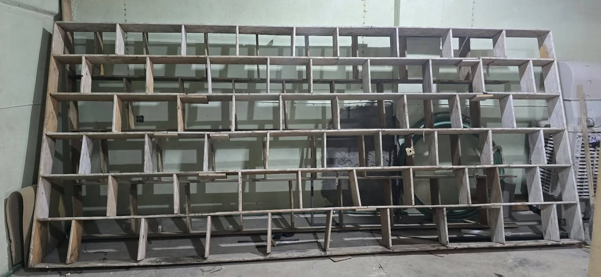 رفوف خشب للبيع عدد 2/ الطول 5متر والأرتفاع 2متر
السعر لرفين 175 الف /مكان هيت مكلف بلنشر 
اتصل ***********
