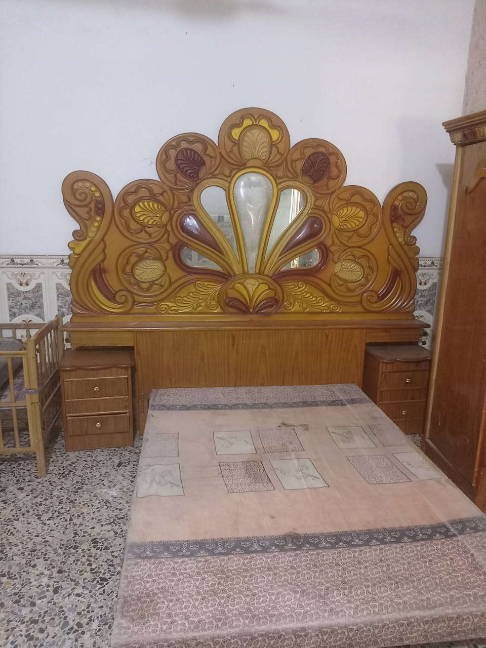 سلام عليكم غرفه للبيع رايدهه ٣٥٠ وبيهه مجال بصيط ***********
