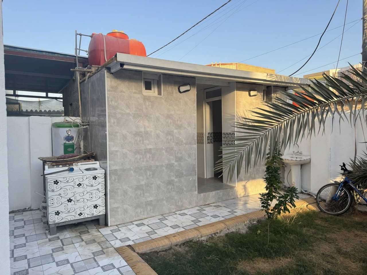 بيت للبيع مساحة 350 م  زراعي ارتفاعه ٣ ونص  بنائه  220  يحتوي على استقبال _هول _مطبخ _صاله _غرفتين_مجمع صحيات داخلية وخارجية  )  (العنوان.الحمزة العربي شارع المعاره  مقابيل مدرسه الحكمه )بيت جديد مرتب درجه اولى  مثل ماموضح بلصور  

السعر ٢٢٠ وبي مجال 

للاتصال والاستفسار 
***********
