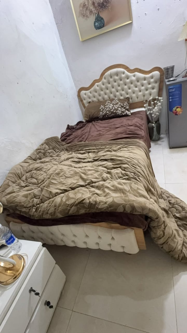 سرير مال غرفه كانتري  يكون داخله. مخزن نفر ونصف سرير لبيع فقط ٧٠ الف قفل  رقم*********** وتساب
