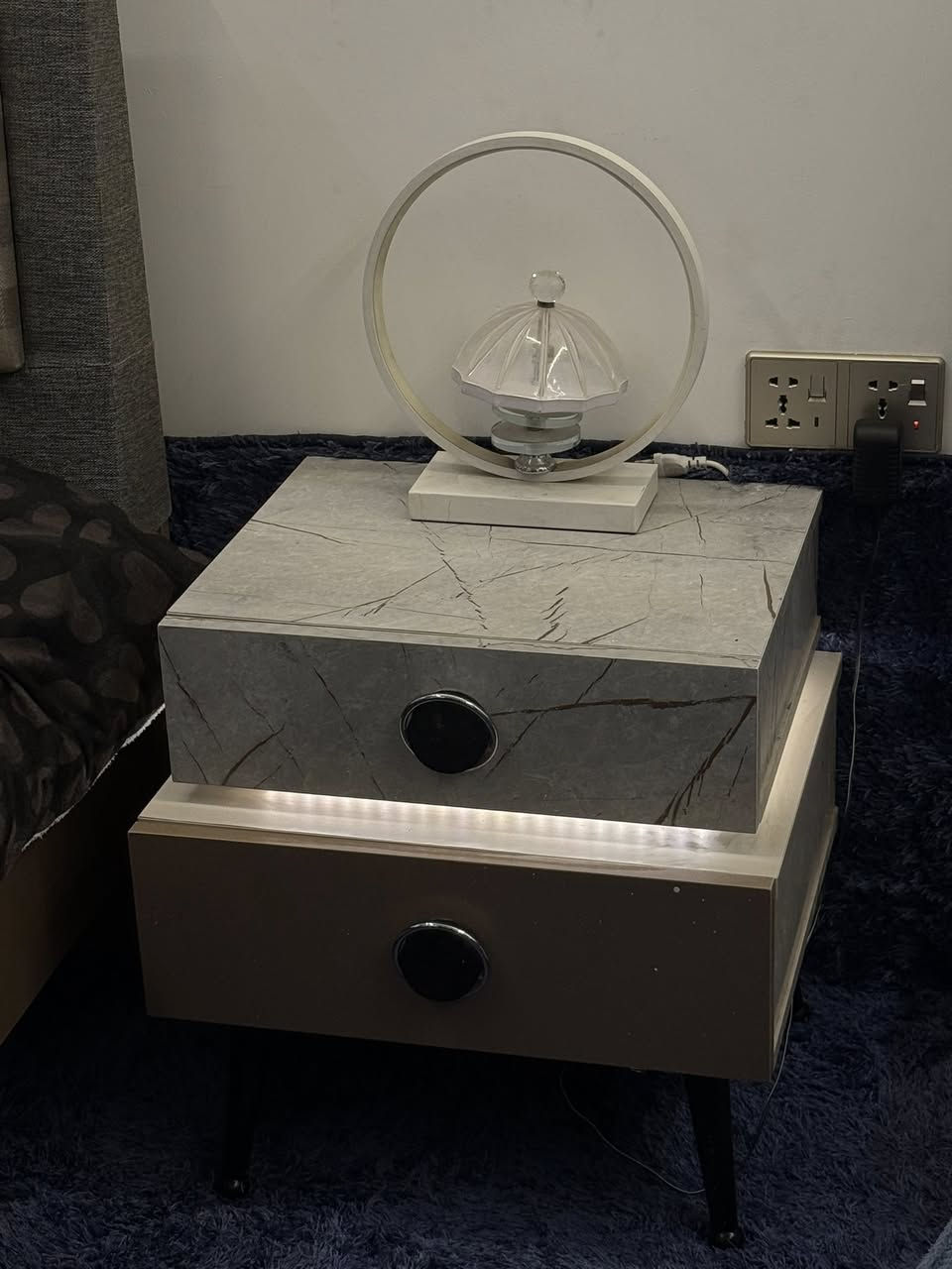 السلام عليكم ♥️
غرفة تُركية نضيفة جداً للبيع 🇹🇷.
الغرفة نفر ونص مو نفرين‼️
7 قطع ولا شخطة بيهن 
سرير نفر ونص 
كنتور سلايت كبير
ميز للدراسة و رف مُعلق
مكتبة للتحفيات وتحتوي على خانة كبيرة ومجرات عدد ثنين
ميز تواليت ومرايه خاصة بي
كومدي تيبلام الى جانب السرير 
القطع جداً نضيفة واستعمال شخصي تجي بعينك وتشوف
للتنويه …
ميز التواليت يحتوي على انارة داخلية خاصة بي
وكذلك الكومدي بداخله اناره خاصة 
كما موضح ب الصور ✨
الغرفة من Home senter هوم سنتر الي صاير ب العرصات والكل يدري القطع مالته تخبل ودرجة اولى
ب هوم سنتر اربع قطع جانت معروضه ب مليون وثلاثئمة وخمسين دينار بدون الاضافات ‼️
 ومع الاضافات (مليون و850 ) ‼️
عارضه للبيع الـ7 قطع كلهن ب 650 ألف دينار !
وبيها مجال بسيط جداً حك جية
بيع مال استعجال وتفوتك وفول نضافة عينك وتشوف.
الموقع بغداد - الكرادة داخل
للتواصل واتس ***********📞📱.
