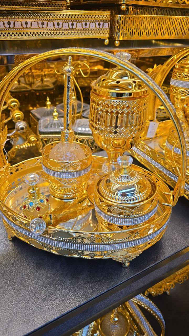 ✨🌙 طقم مبخرة فاخر بأجواء رمضانية مميزة 🌙✨

عبارة عن طقم مبخرة أنيق يضم مبخرة فاخرة مع صينية مزخرفة وزجاجة عطر كريستالية بتصميم راقٍ يضيف لمسة فخامة على أجواء رمضان 😍🕌

🔸 تصميم ذهبي فاخر بزخارف مميزة ✨  
🔸 مثالي لتعطير المنزل واستقبال ضيوف رمضان 🏡🌸  
🔸 قطعة ديكور راقية تضفي دفء وروحانية على المجالس الرمضانية 🌙💫

اختيار مثالي لبيت أنيق في رمضان أو كهدية فخمة لأحبابك 🎁💖


**إذا كنت صاحب هذا الإعلان وتريد حذفه لأي سبب، رجاءا أرسل رسالة إلى الدعم الفني**