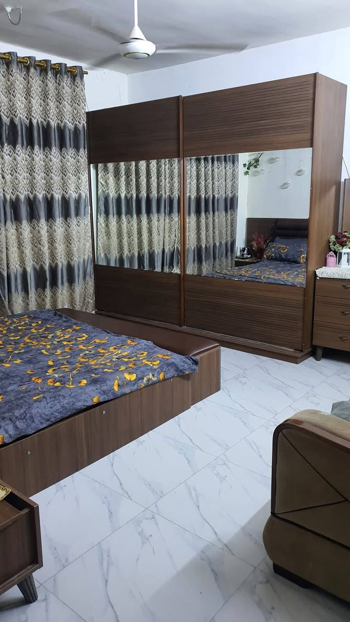 دار للبيع المساحه ١٨٢متر الواجه ١٠  طابقين بناء طابوق مسلح ٣غرف نوم مطبخ استقبال صاله صحيات عدد٣  حي العامل قرب شارع المستوصف السعر ٢٤٠ وبي مجال الشراي يتصل ***********يباع مع الاثاث او بدونه
