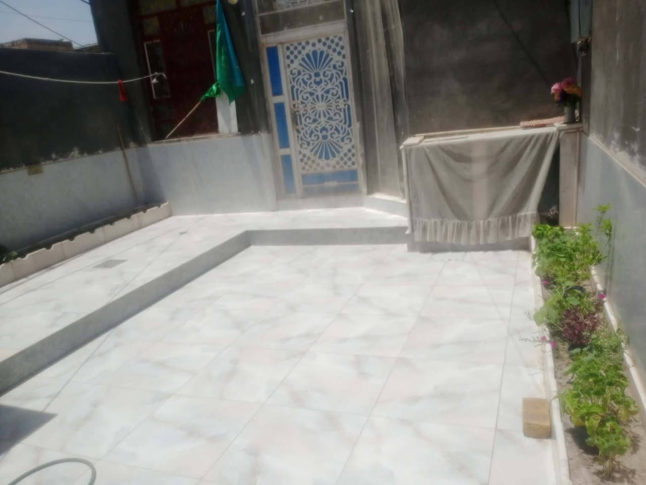 بيت للبيع قاطين ركن  مساحه ١٣٢ يتكون م غرفتين وصاله مفتوحه ع فوك وستقبال وصحيات دخليه وخارجيه ومطبخ حار وبارد وكراج سياره المكان حي الحسين قرب صيطره ام العباس نزلت أسواق تاج لبنان
شراي يتصل ***********او وت ساب

