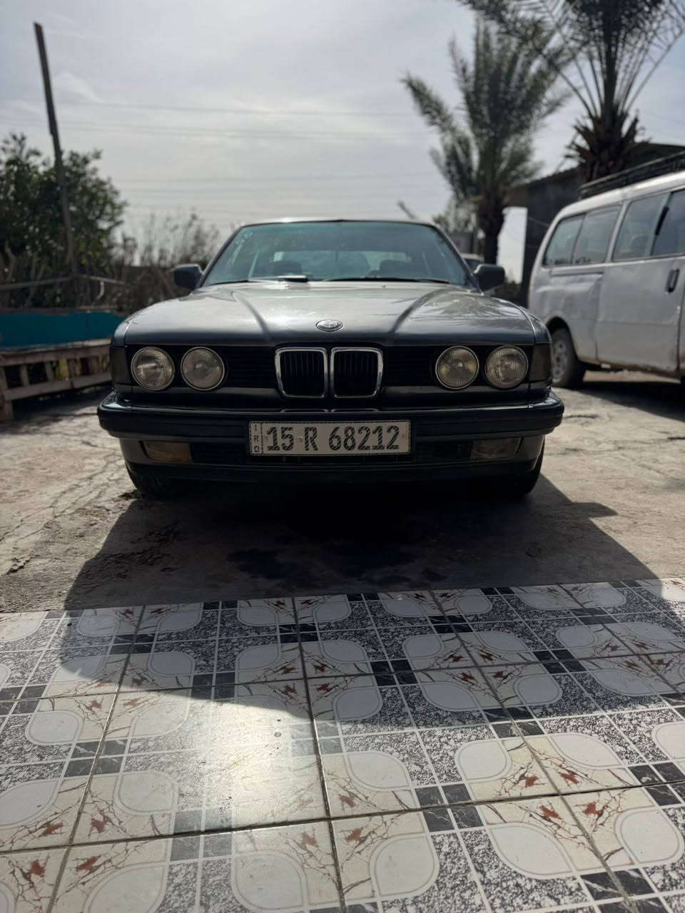 بي ام موديل 91 حجم 735 اصل بليته وسنويه السياره محرك 3.5 محرك وكير واكسل جدد مكفولات رقم انبار انكليزي بسمي سياره مكفول من الضربه مصبوغه للجماليه صدر امامي خلفي جديد سياره فول سلايد روف شغال طكتين داخل كله جديد كهربائيات كلها شغاله تخم تاير ويل خليه جديد سياره بيها تراي يخبل وسياره جديده مال جناي وجاهزه السعر 53وبيها مجال  مكاني بغداد رقمي ***********
