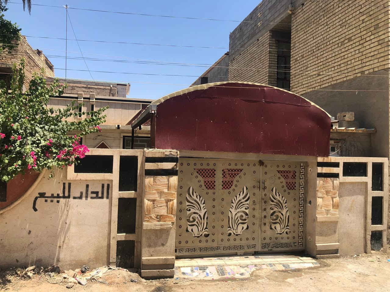 سلام عليكم بيت مساحه 200متر للبيع البيت كامل وحديقه بيه وغرفه فوق واحده للستفسار المراسله خاص او على الرقم *********** بيه واتساب المكان حي السكلات الشهداء
