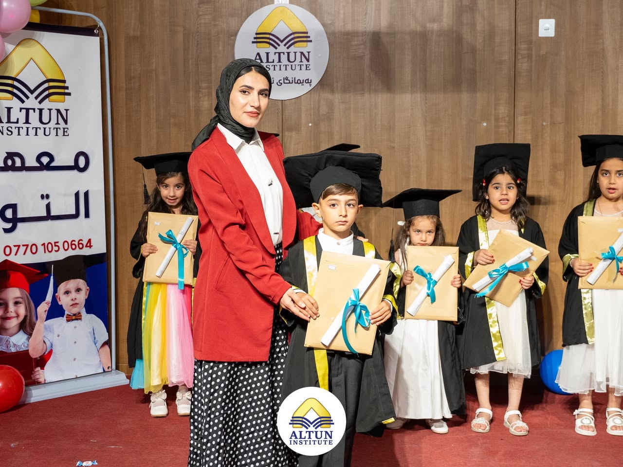 * “بابتسامة الأطفال، يصبح المستقبل أجمل 🌸🎓”
* “اليوم نهاية مرحلة، وبداية نجاحٍ أكبر ✨”
* “أطفال اليوم هم نجوم الغد 🌟”
* “بقلوبٍ مليئة بالأمل، نخطو نحو المستقبل 🎈”
* “تخرج الأطفال… يوم فرحٍ وأملٍ ونجاح 💖”
* “صغارنا يحملون أكبر الأحلام 🎓”
* “من اللعب والتعلّم إلى النجاح والمستقبل 🌈”
* “الأطفال الذين يبتسمون اليوم، يصنعون الغد 😊”
* “الخطوة الأولى نحو الأحلام الكبيرة 👣✨”
* “يوم التخرج… يوم الفخر والسعادة للأطفال 🎉
کلار  ***********
