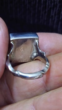 عقيق يماني طبيعي صياغة يدوي خط يدوي قياس خنصر السعر 45الف العنوان بغدا...