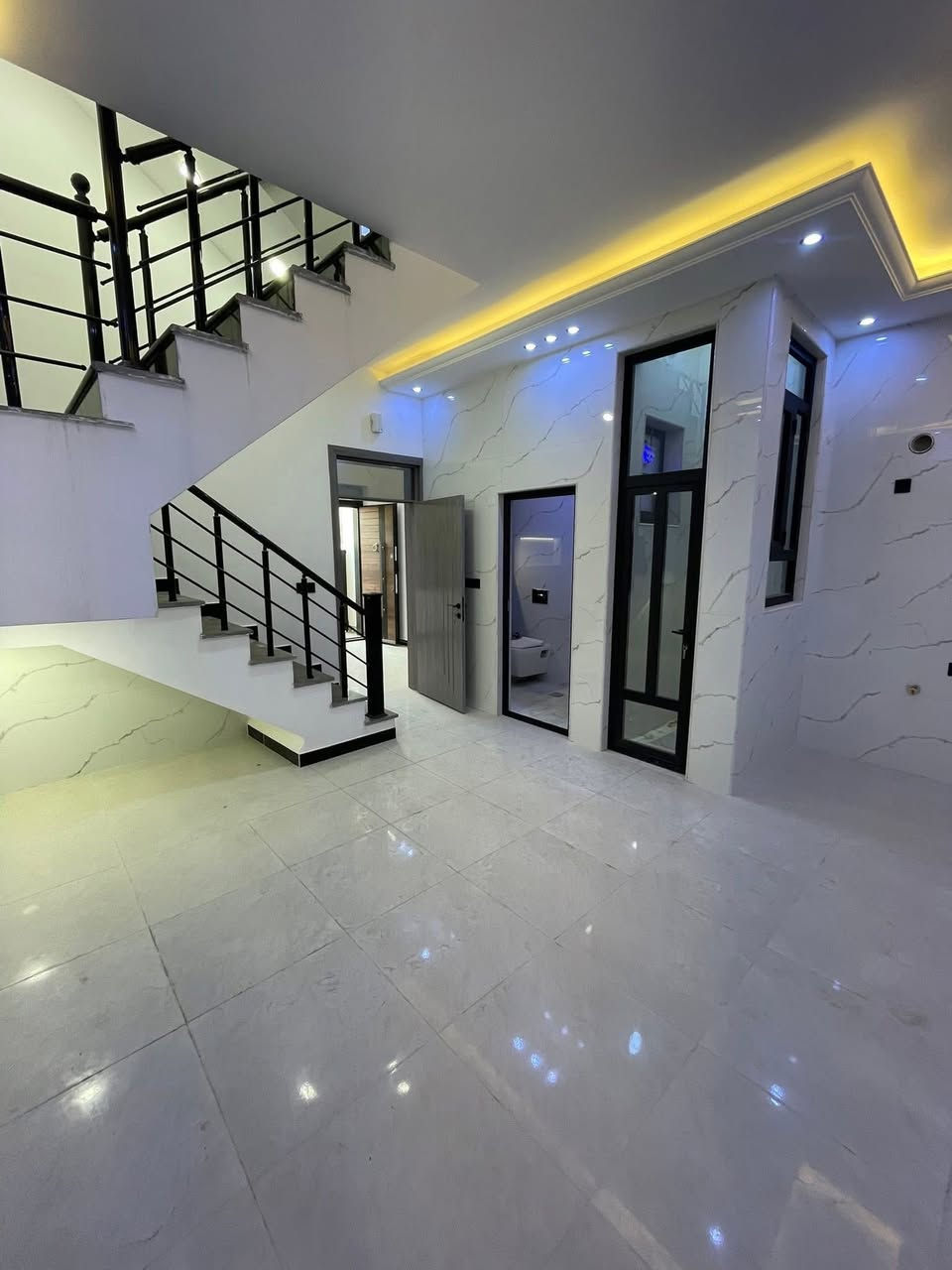 🔥

الايجار بيت بموقع مميز جدا في السيدية 

موقع البيت – مربع الاقتصادين على شارع عرضه 20 م   

🏡 تفاصيل العقار:

 • المساحة: 50 م²

 • الواجهة: 5.65 م

 • النزال: 9 م

✨ التقسيم الداخلي:

 • الطابق الأول: صالة ، مطبخ، حمام 

 • الطابق الثاني: 2 غرفة نوم  معا حمام 

 • الطابق الثالث: غرفة نوم    

📞 للتواصل:*********** (اتصال أو واتساب)
