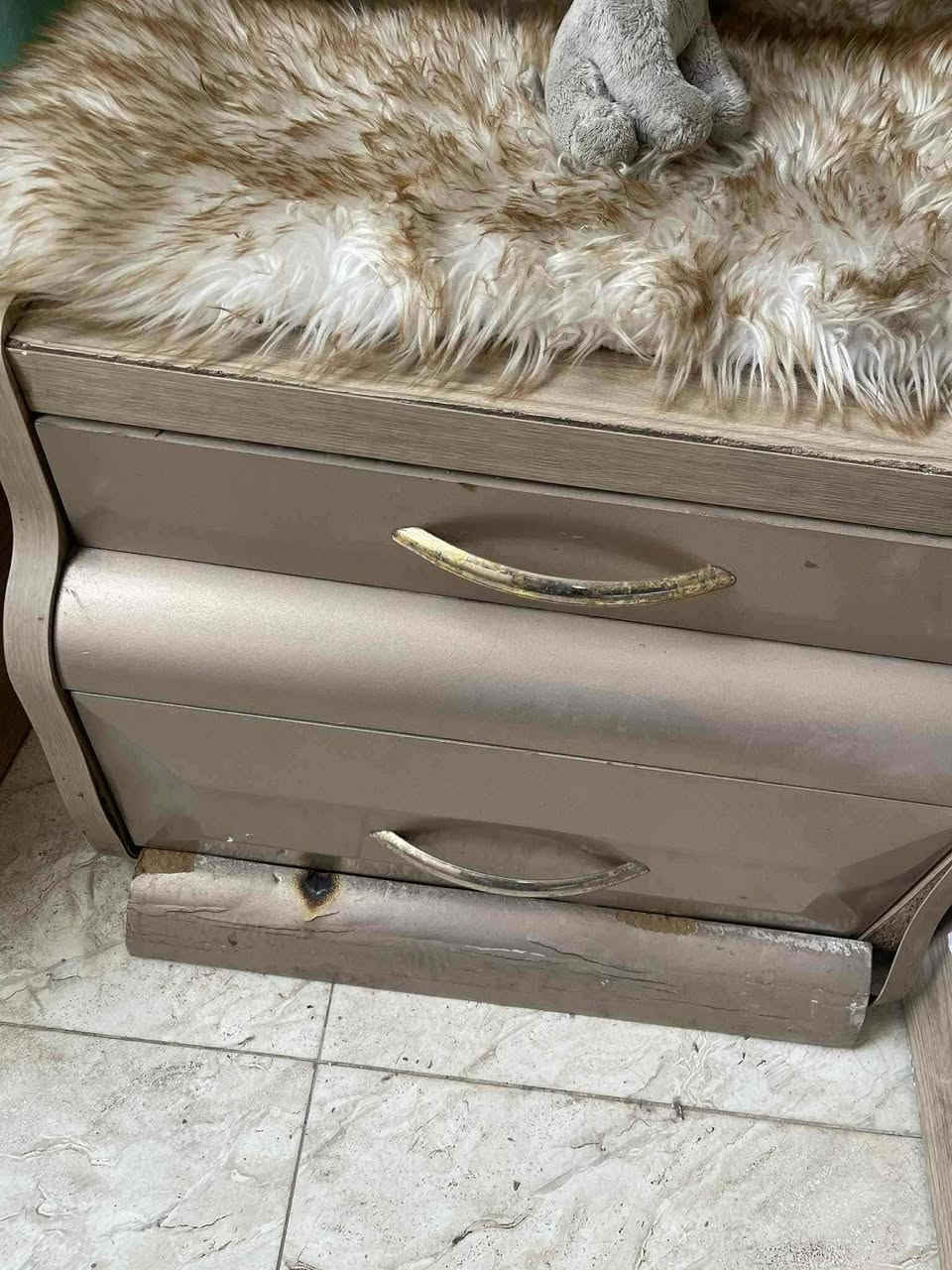 سلام عليكم غرفه تركيه ١٢ قطعه مستعمله بيهاضرر قليل وبيها رطوبه السعر ٤٠٠ وبيها مجال بغداد البلديات ***********
