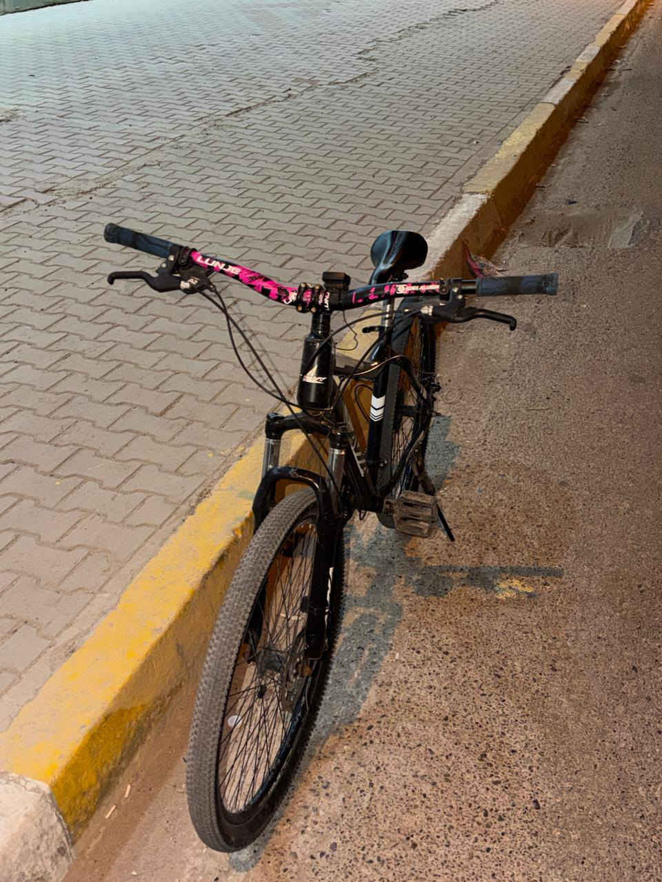 السلام عليكم بايسكل للبيع افا جبلي ستيرن استعراضي ودبل فتح غلق وبداله امامي 3وخلفي7 وكلشي شغال بي السعر 100قفلل وبي عداد الاستفسار على هذا الرقم ***********المكان قرب جامع براثا( الستيرن مالته اتبدل  بهذا الابيض هم استعراضي)
