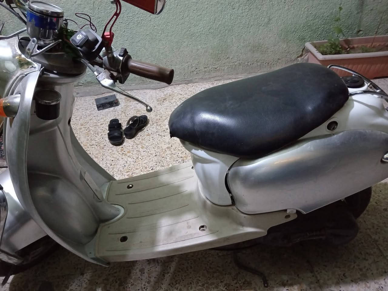 دراجة نوع (عبدالحليم)
لون (رصاصي) 
مكفولة كفاله مكينه، مبدل بيها بس (بستم ) غير هذن ماكو عطلات
هندر او سلف تشتغل 
السعر ٢٠٠ وبيها مجال للشراي ويدلل
للاستفسار رقم الهاتف ***********.
