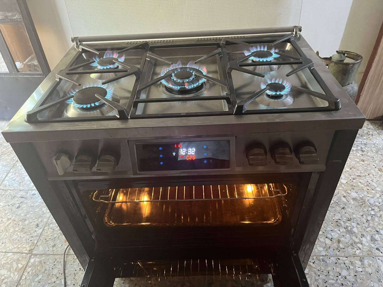 طباخ خمس عيون شغال كله وناره تخبل على الفحص كهربائياته كلها شغاله نضام شاشه وكله على لمس يحتوي على كلوبين فرن وعلى مروحه وشوايه وباب هايدروليك يشتغل على لمس مستعمل قليل والفرن مامشوي بيه طباخ اخو الجديد المكان نهايه الشعله منطقه الدهله


**إذا كنت صاحب هذا الإعلان وتريد حذفه لأي سبب، رجاءا أرسل رسالة إلى الدعم الفني**