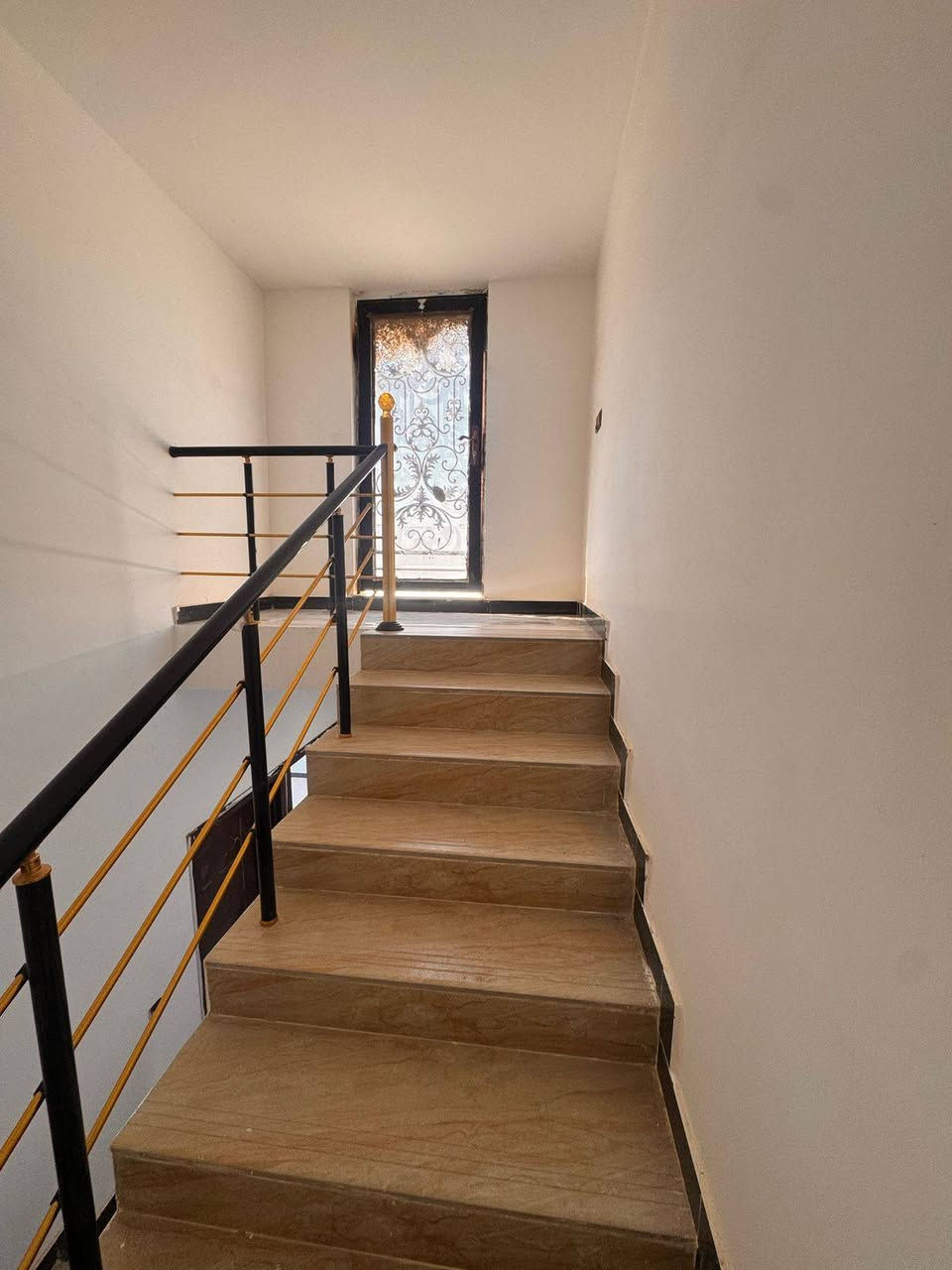 ⭕ .اعلان . دار للبيع مطلوب 80 مليون 
 المساحة 200متر
ط١(إستقبال+ مطبخ + صاله + غرفه + صحيات عدد2 )
ط٢(غرفتين + صحيات + سطح )
 مجمع لؤلؤة ساوة السكني مقابل المستشفى الالماني  بداية المجمع . غير مسكون وبسعر انسب من سعرالشركة 
(استلام جديد .مفحوص الماء والكهرباء والمجاري) 
 قريب البوابة الرئيسية والخدمات ( المربع المقابل المستشفى الالماني) 
من فئه (D) مطلوب /80 مليون للمصرف 
التسديد الشهري /644 الف لمدة (12 سنة) 
السعر يصلكم على بريدكم الخاص📨 من خلال تعليقاتكم 
 ٠٠٠٠٠٠٠٠٠٠٠٠٠٠٠٠٠٠٠
للأستفساراكثر  يرجى زيارة مكتب عقارات اليزن الكائن في منطقة ال باني مجاور اسواق الكفيل او الاتصال على 
*********** واتس  .  *********** 📞
👇
تابعونا لتصلكم كافة العروض 🤝
