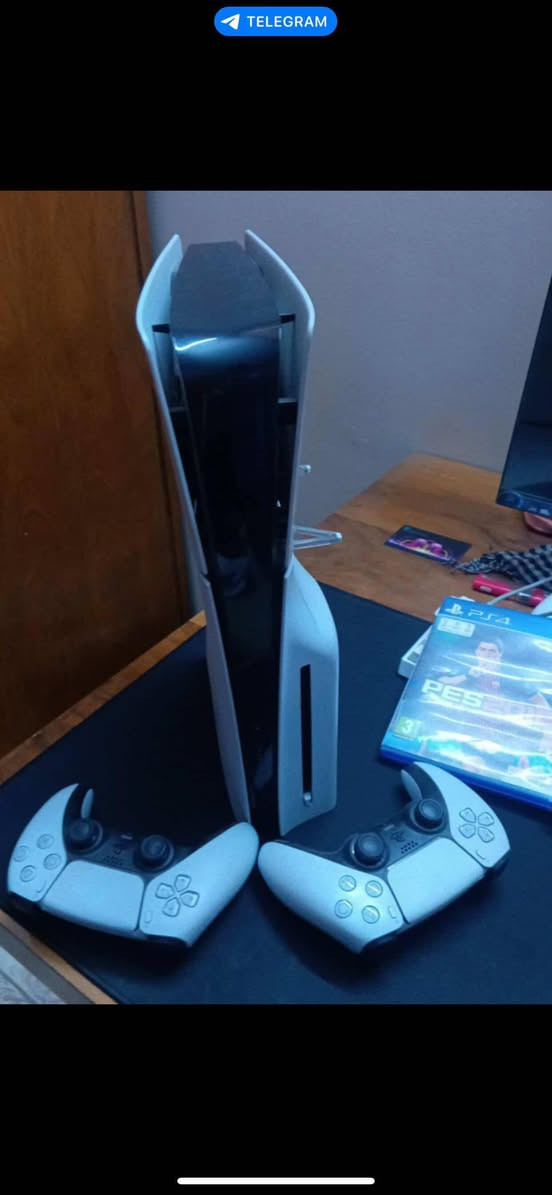 بلي 5 سلم
يدة اضافة يعني ٢
وقرص بيس ٢٠١٨
وقرص لعبه سيارات ذا كرو موتر 
كامل ملحقات كارتونه وغراضه السعر 800 الرقم *********** بغداد مدينه الصدر
