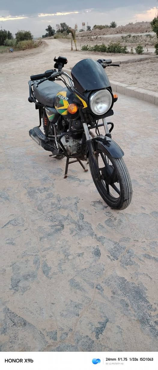 دراجه بوكسر كلاسك  21 اوراق اصولي مكينه نضيفه لا تبخير لا تنقيص قبل شهر مجفته كامل كهربائيات كلها شغاله دراجه جاهزه اوراقها كامله ما ناقصها اي شي السعر 900 وبيها مجال للشراي للاستفسار الاتصال على الرقم *********** مكاني دوايه
