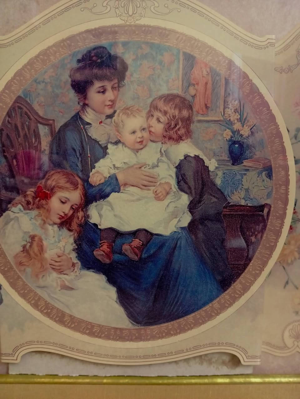 عشاق التميز 
لوحة فيكتوريا كلاسيكية مطبوعة بأسلوب الكروموليثوغراف تصور مشهد حنان الأم 
اللوحة مؤطرة بأطار خشبي مذهب عتيق 
تحمل اللوحة من الخلف ملصق يعود لمتجر متخصص في التحف والأثريات(A TOUCH OF ANTIQUITY) مما يؤكد على أصالة القطعة 
الحجم ٦٠*٤٥سم 
البيع أونلاين فقط ومتوفر توصيل لجميع مناطق المملكة


**إذا كنت صاحب هذا الإعلان وتريد حذفه لأي سبب، رجاءا أرسل رسالة إلى الدعم الفني**