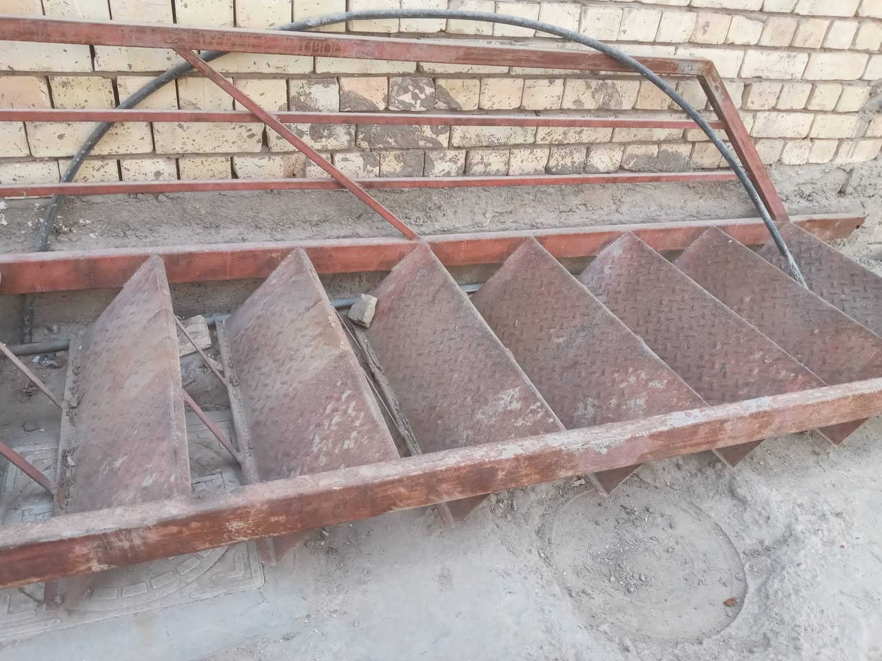 السلام عليكم 
درج حديد مستعمل للبيع ٩بايات  
طوله 3مترات ونص 
سعره ٧٥ 
مكانه مدينة الصدر 
للاتصال ***********
