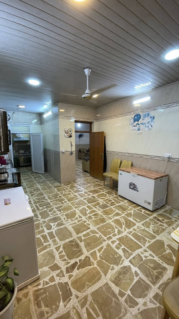 دار للبيع 200 م على شارع 30
طابقين دبل فاليوم صب كونكريت 

الطابق الاول :

مطبخ ( بارد + حار )

صالة كبيرة

استقبال كبير

غرفة واحدة كبيرة

صحيات

هوائية

———————————————

الطابق الثاني :

3 غرف نوم كبيرة

غرفة صغيرة

صحيات

———————————————

السطح يحتوي على مخزن كبير

📍النجف / حي السلام مقابل كراج بغداد او العلوة القديمة / قرب معهد الفنون الجميلة

السعر : 500 مليون وبي مجال للمشتري الحقيقي

للتواصل على الرقم

***********
