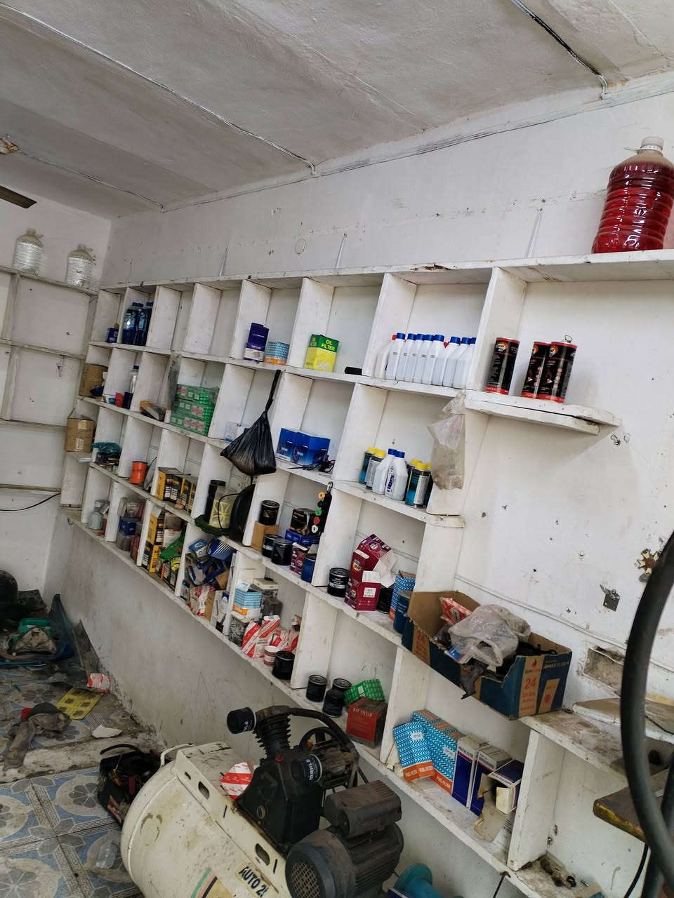 محل دهن مع غسل سيارات للبيع حي الوحده مقابيل مستشفى الحميات***********
