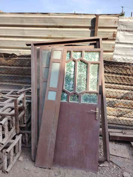 باب سلايت نظيفه حيل وباب مدخل جديده وحديد جنل ثقيل رتفاع ٢٧٠ وعرض ١٢٠ وباب ستقبال طلكه وربع وشبابيك ثنين علئ عرض متر وطول متر للبيع مكاني بغداد الدوره ابو دشير لستفسار تصال *********** وبيه وتساب
