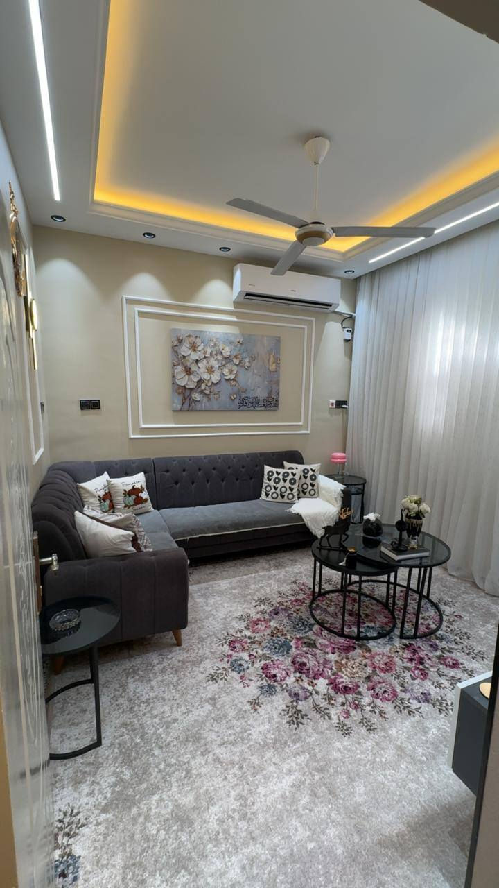 #بيت 50 متر زراعي الواجهه 5 متر والنزال 10 متر
يحتوي عل طرمه اماميه  متر * 5 وتواليت خارجي
واستقبال 3 ونص متر * 3ونص متر + ممر متر معزول عن الاستقبال
وحولي كبير وترك 1 متر ونص * 2 متر ونص
وحمام جوه 2متر * 1متر ونص وفوك حمام ثاني نفس الجوه
وبيهن غربيات يعني حمام توايليت
وغرفه فوك كبيره 5 * 3ونص وبيتونه كبيره نص البيت 5 متر * 5 متر وبي صطح عدد 2 كل واحد 5متر * 5 متر
والاساس مال البيت رفت صب. وليس بتلو ودفن تراب
العنوان الشعله قطاع السادس شارع ابو الدهن
بل فرع مال افران السيد هاتف
***********
