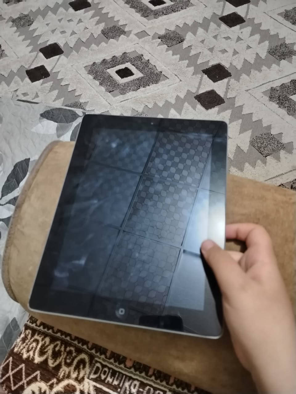 سلام عليكم ورحمة الله وبركاته عندي هاذ الايباد 2 ايفون شغال بس يرادله شحانه السعر 10 الف فقط واتصال عل هاذ الرقم ***********
