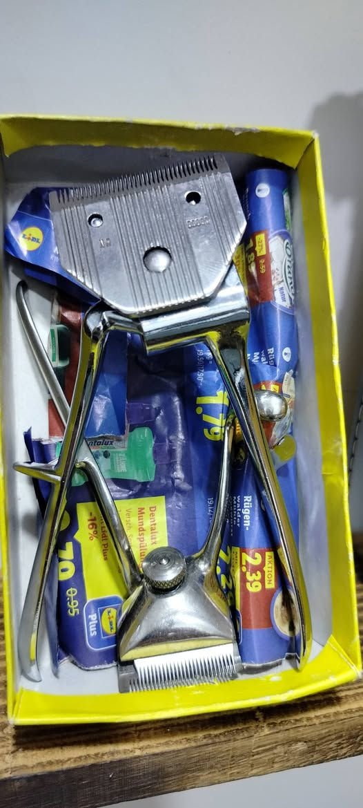 مكائن حلاقة عدد 2 جديد بالكارتون
انتاج المانيا صناعة ثلاثينات 
التفاصيل والسعر مراسلة الواتس اب 
***********
