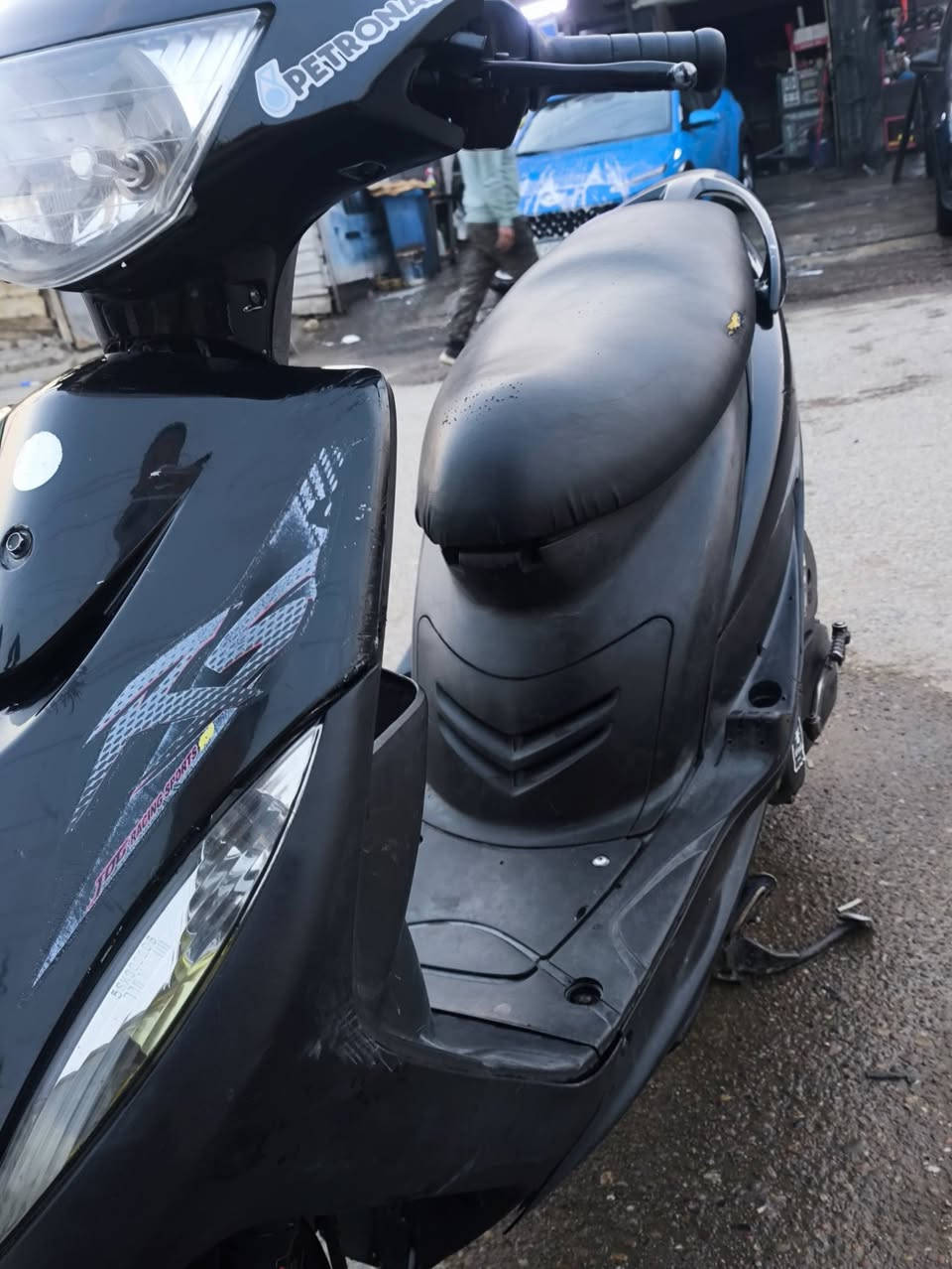 السلام عليكم ورحمة الله وبركاته 
دراجه نوع ماكس عدله
دراجه خير من الله 
مكينه تشك لكاع 
بلادي 49 😉
دراجه كفاله 
بلادي الدراجه اي نقص ما بيها 
تشغل وتطلع 
اوراقها كامله 
السعر :750 وبيها مجال للطيبين 
المكان البياع شرطه الرابعه 
الرقم *********** 
الواتساب ***********
