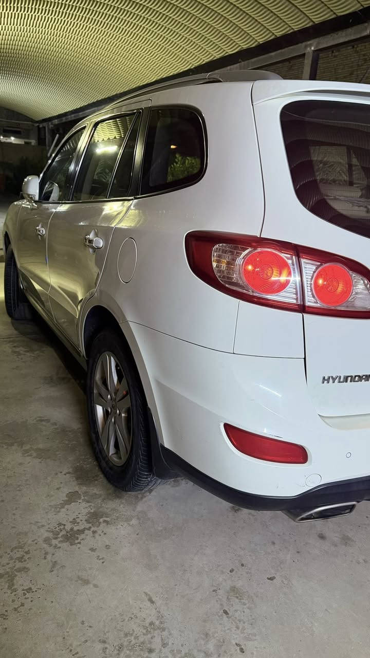 السلام عليكم
سنتافيه موديل 2010  خليجي v6  3.5
بيها جاملغ الأمامي الأيسر 
٧ راكب 
رقم بغداد بسمي 
بصمه 
كشن كهرباء  تدفئ تبريد 
٣ قطع تبريد 
بصمه أبواب 
شاشه 
مري شفط 
اشاير بالمرئ 
فتحه سقف 
السياره مال بيت وبالعافيه ع الياخذها 
العنوان بغداد المشتل 
هـ/ ***********
***********
