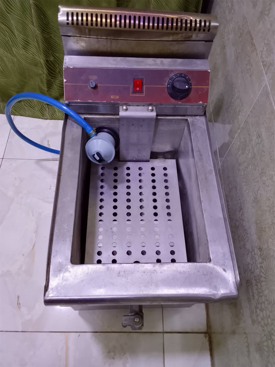 للبيع اغراض مطعم 
كريل برجر جديد غير مستخدم  سعر 150 الف 
قلايه غاز 4 مدافع مستخدمه معزوله عزل  حراره كامل كل شي شغال بيها سعر 250 الف 
عربانة لبلبي وذره وشاي وقهوه مع كافة اغراضها سعر300 الف 
فتاحت عجين سوريه غنيه عن التعريف سعر 500الف
تواجد بغداد الغدير 
تواصل واتساب  ***********
