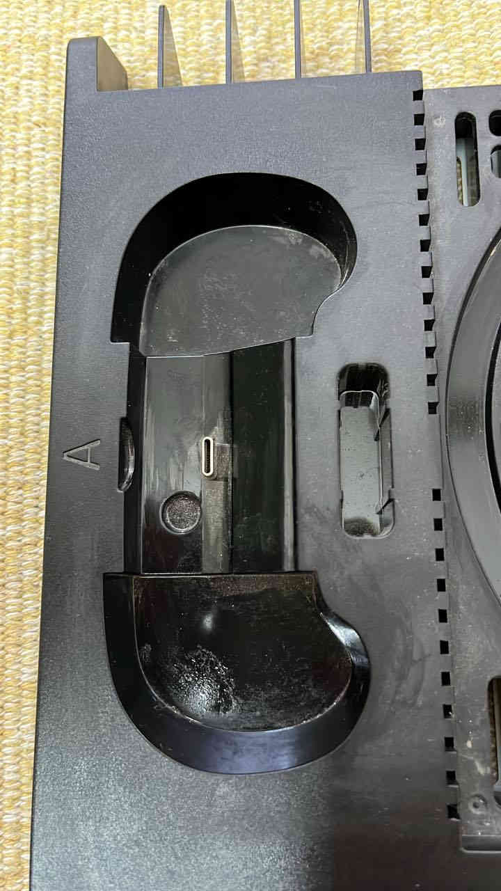 سلام عليكم سماعة ايسترو A10 للبيع جديدةة مستخدمة قليل جداً وقاعدة اكس بوكس سريس xتبريد بيها مروحتين ومكان تعلك بيها السماعة للبيع ثنينهم العنون بغداد البلديات شارع الكنيسة للاستفسار ***********
