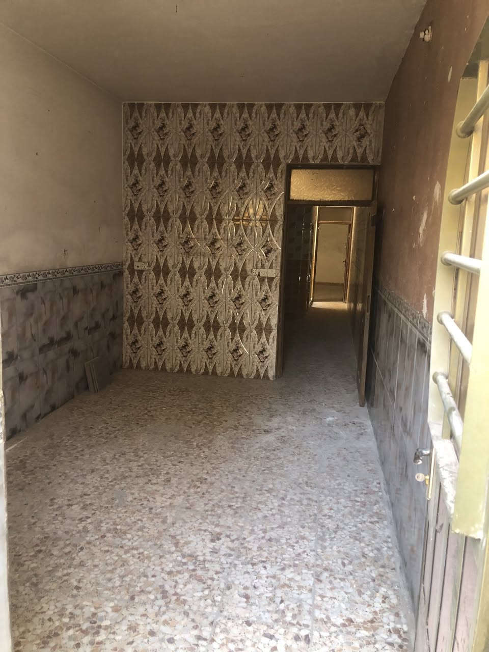 دار حديث للايجار جاهز من كلشي يحتوي على ثلاث غرف نوم واستقبال مع خدمات صحية فوك وجوه 
العنوان:الشعب العقاري نهايه شارع اسواق فدك
السعر:500 ألف
للاستفسار:***********مكتب الظلال للعقار
