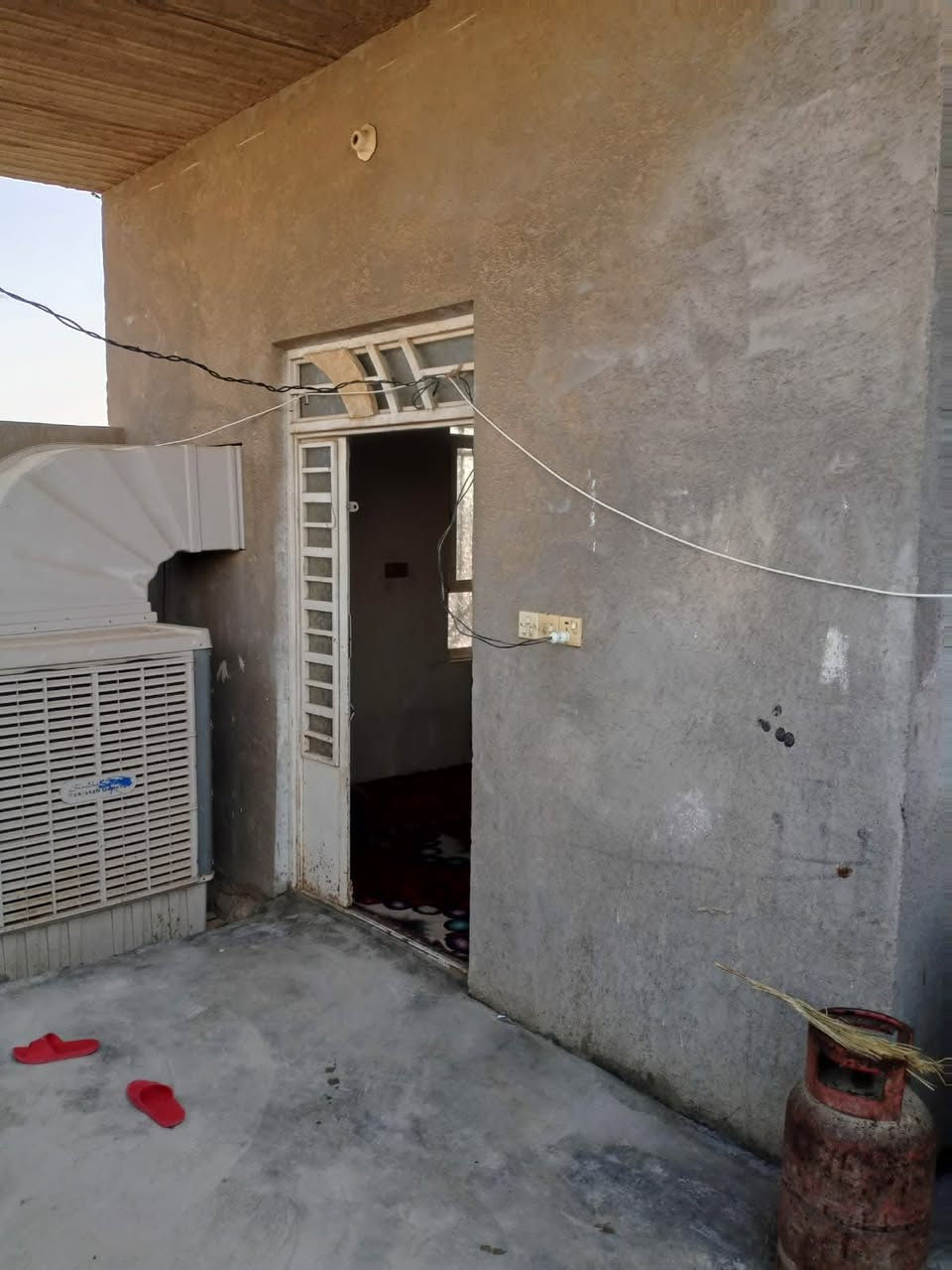 السلام عليكم
بيت  280 تحت البناء صب مسلح خمس غرف صالتين اربع حمامات مضيف 10 م مع مساحة 878 مدارس ماء كهرباء مولد يبعد عن شارع الزوار 700 م وعن الامام 10كم
طريق طوريج كربلاء
السعر 130 وبيه مجال طابو زراعي 25


**إذا كنت صاحب هذا الإعلان وتريد حذفه لأي سبب، رجاءا أرسل رسالة إلى الدعم الفني**