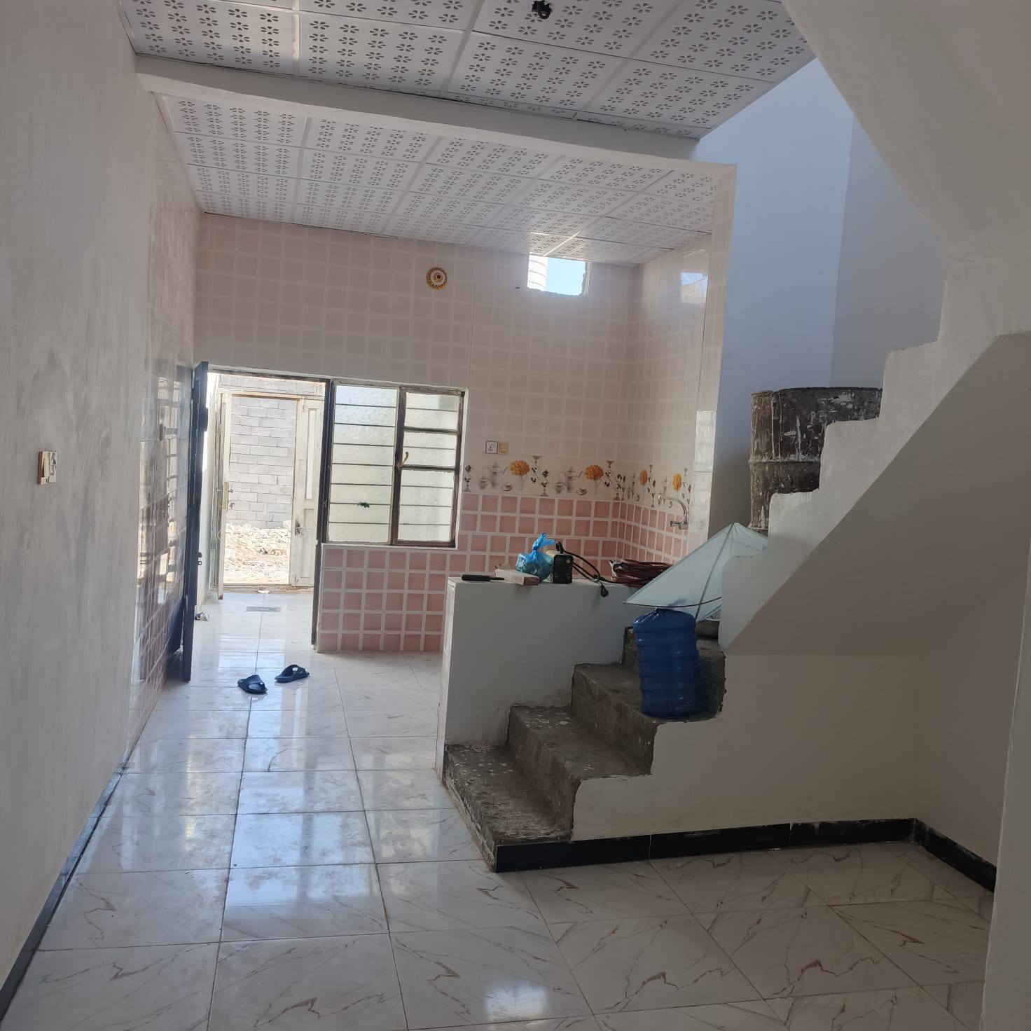 دار عدد 2 لبيع او ايجار  شغل مثل ما اضح بصوره شغل نضيف وخبل 
مساحت دار 50 متر تبعد عن شارع العام 50 متر شارع جاهز لتبليط خدمات كامله ماي مجاري كرهباء  يبعد عن لامام 6كيلو فقط في حي رباب عله شارع كربلاء طوريج بسعر 22مليون فقط لستفسار ***********
