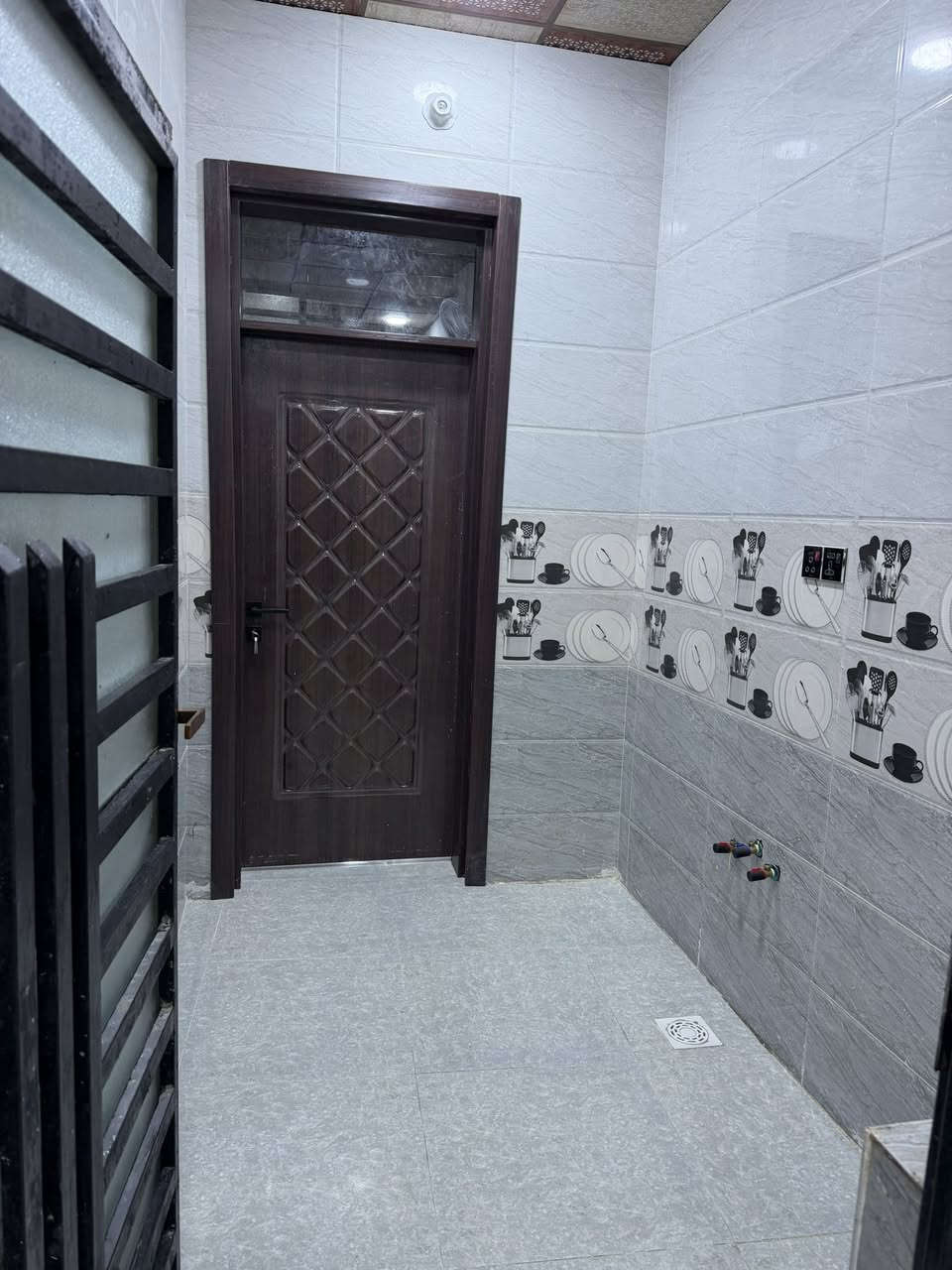 للبيع دار في ناحية العباسية طابو صرف . وسند موجود .بالمحجوزه مساحتة ١٢٦ متر 
بناء درجه اولى البيت جديده 
غرفة ٦ ❎ ٤ 
استقبال ٥ ونص ❎٤ 
صالة كبيرة مفتوحة على المطبخ 
مطبخ حار ٢❎٢ 
حمامات ٢ ونصف ❎٢ ونصف 
مكشوفة ￼٢❎٢ 
طارمة مرتبة 
حمام خارجي 
مواصفات البيت 
صب كونكريت ارضيه وسقف 
بناء طابوك 
الماء والكهرباء والمجاري كلها اصلي ومصور كل مرحله 
سعر ٦٧ وبي مجال قليل 
*********** 
مكانه يبعد عن عماره ابو حامد الشافعي ١٥٠ متر
