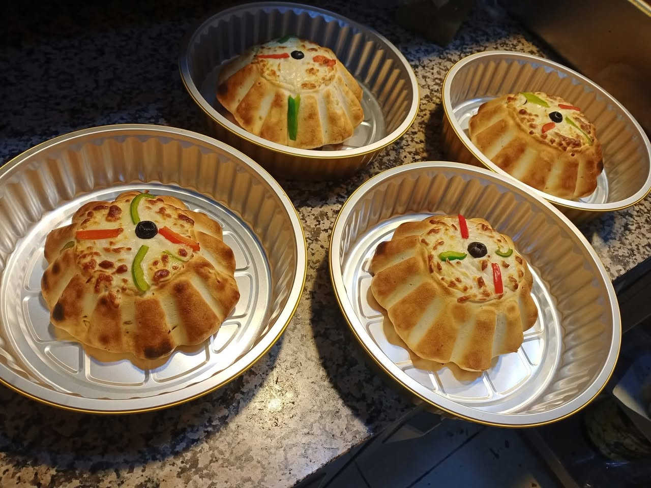 السلام عليكم خلفه بيتزا متفرغ من العمل هاذا شغلي سكني بابل ***********
