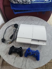 بلي ثري فات للبيع نضافة ٩٩٪ مع ثلاث يدات ومحولة الجهاز وكيبل HDMI بي أ...