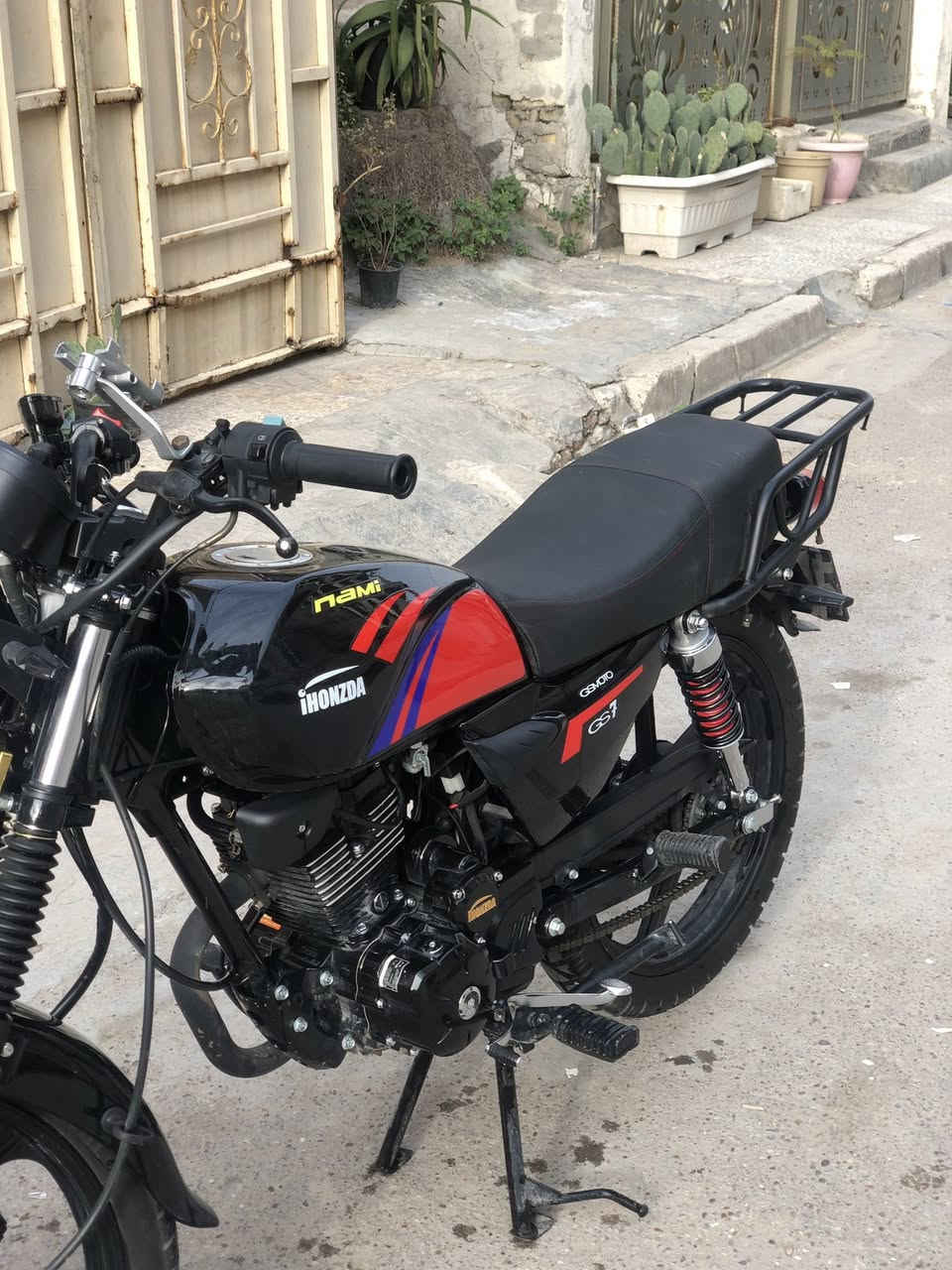 السلام عليكم
دراجة نامي / هونزدا 

 نظافة 100‎%‎ مابيها نقص برغي 

ماشية 3 الاف ، اخت الزيرو

دراجة ممشتغلة دلفري ومداريها 

صارلها عشرين يوم من اخذتها 

مرقم اصولي بغداد / رقم انكليزي 
سويجات ثنين مع بصمات ثنين 

السنوية بأسم الشركة انطيك رقمهم وموجود بالمرور المعقب مالتهم تروح تحول مباشر

كله كامل كهربائيات او غيرها ماكو اي نقص كلشي واضح

الدراجة تاخذها تطلع على باب الله گبل

السعر المطلوب / 1،850 بيها مجال للشراي

العنوان / بغداد - الحرية - دور نواب الضباط

للأستفسار / ***********
