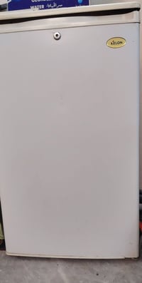 ثلاجه صغير للبيع بسعر 90 الف مابيها اي عطل للاستفسار 07875300254